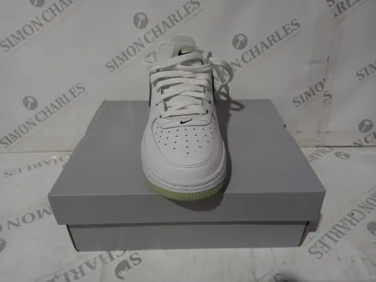 BOXED PAIR OF NIKE AIR FORCE 1 SHOES IN WHITE/MINT GREEN UK SIZE 4