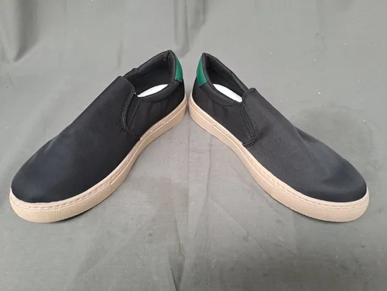 BOXED PAIR OF FASHION SLIP-ON SHOES IN BLACK/GREEN EU SIZE 44