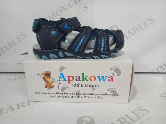 BOXED PAIR OF APAKOWA KIDS SHOES IN NAVY EU SIZE 24