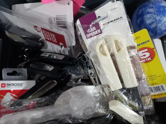 BOX OF APPROXIMATELY 10 ASSORTED ITEMS TO INCLUDE - TAPE MEASURING - MARKSMAN COMBINATION PADLOCK - GARLIC PRESS ECT