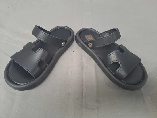 BOXED PAIR OF DESIGNER OPEN TOE SANDALS IN BLACK EU SIZE 32