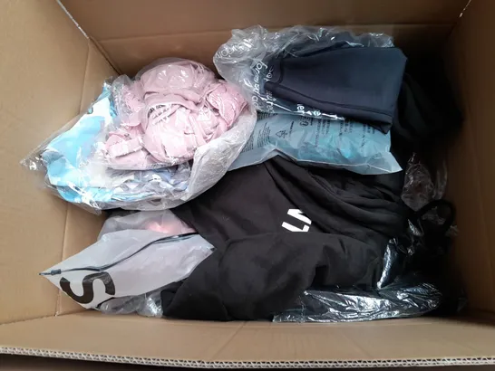 BOX OF APPROXIMATELY 25 ASSORTED CLOTHING ITEMS TO INCLUDE - T-SHIRT , JUMPER , TROUSERS ETC