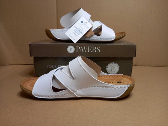 BOXED PAIR OF PAVERS WHITE SANDALS - SIZE 4