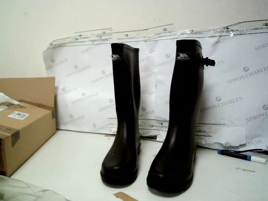 TRESPASS RECON WELLY SIZE 9
