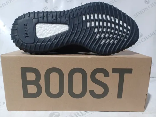 BOXED PAIR OF ADIDAS YEEZY BOOST 350 V2 SHOES IN ONYX UK SIZE 9.5