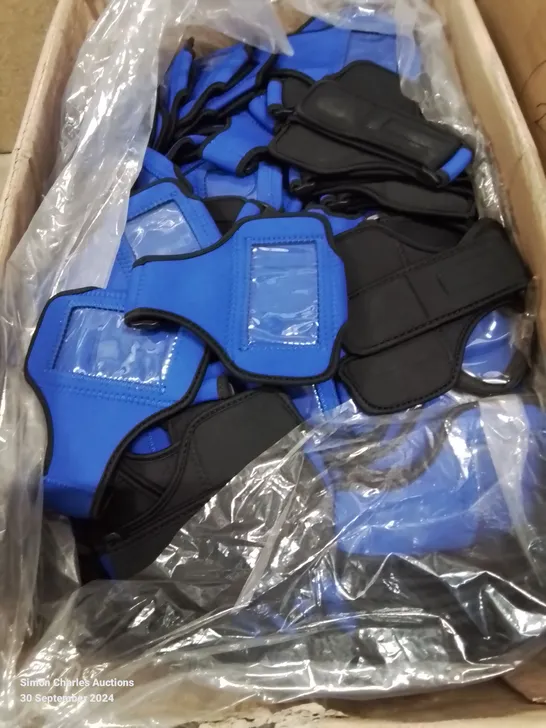 BOX CONTAINING LARGE NUMBER OF RUNNING KEY / CARD HOLDER ARMBANDS - BLUE