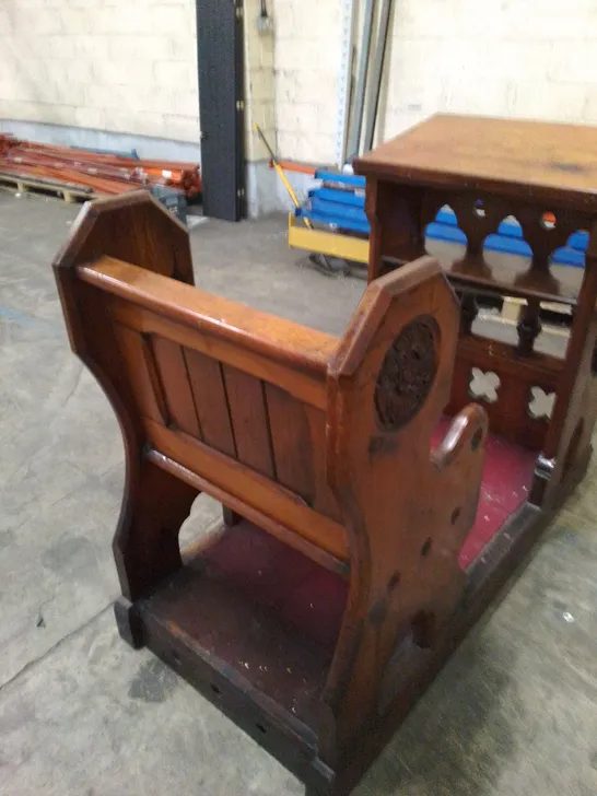  VINTAGE MAHOGANY EFFECT ORNATE CLERGY CHAIR PEW BENCH WITH TEXT STAND AND CARPETED KNEELING SPACE