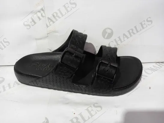 BOXED PAIR OF SKECHERS BLACK SANDALS UK SIZE 4