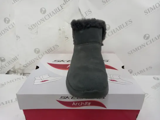 SKECHERS ARCHFIT JOY CHUGGA BOOTS CHARCOAL SIZE 5