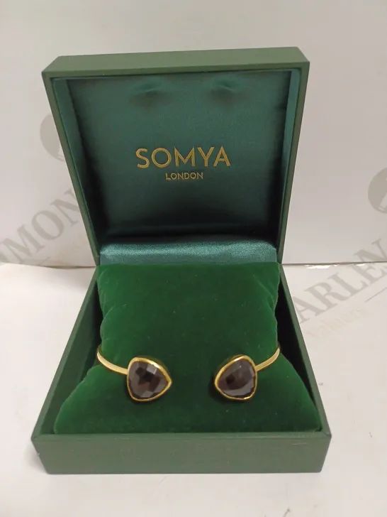 BOXED SOMYA GOLD EFFECT LOOP BRACELET WITH GREEN STONES