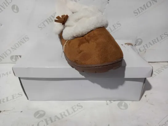 BOXED PAIR OF SLEEP BOUTIQUE FAUX FUR LINED SLIPPERS IN CHESTNUT UK SIZE 7