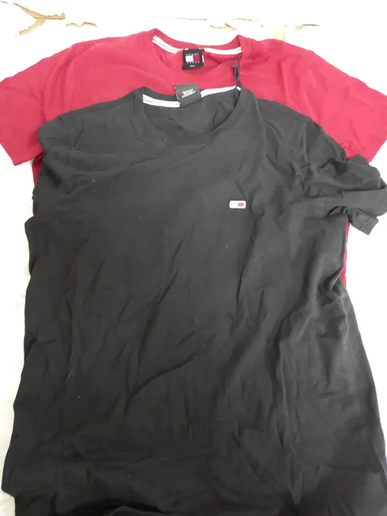 SET OF 2 TOMMY JEANS T-SHIRTS IN SMALL