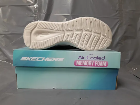 BOXED PAIR OF SKECHERS AIR-COOLED MEMORY FOAM TRAINERS IN BLACK SIZE 7