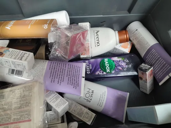 BOX OF APPROX 15 ASSORTED HEALTH AND BEAUTY ITEMS TO INCLUDE - LISTERINE MOUTHWASH , BOOTS HAND WASH , TOCOBO SUN CREAM SPF 50