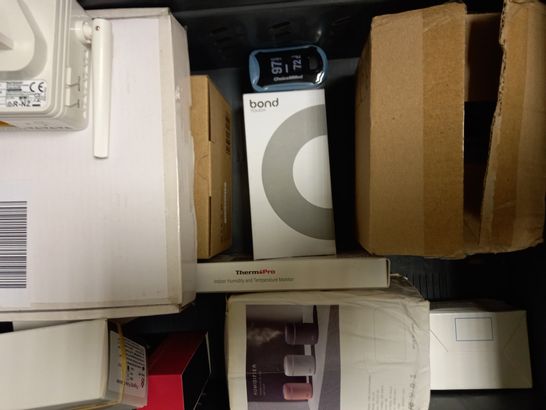 LOT OF APPROXIMATLEY 15 ASSORTED ELECTRICAL ITEMS, TO INCLUDE DESK HUMIDIFIER, USB HUB, LASER PRESENTER, ETC