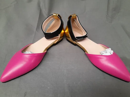 BOXED PAIR OF DESIGNER POINTED TOE SHOES IN PINK/METALLIC GOLD/BLACK EU SIZE 37