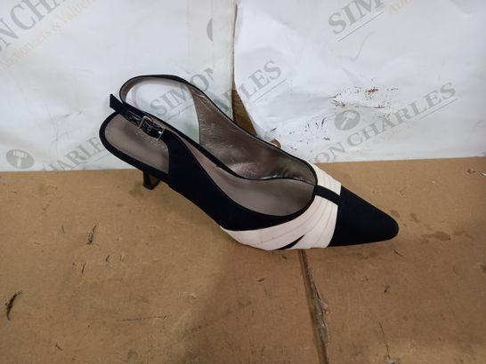 PAIR OF JACQUES VERT HIGH HEELS SIZE 40