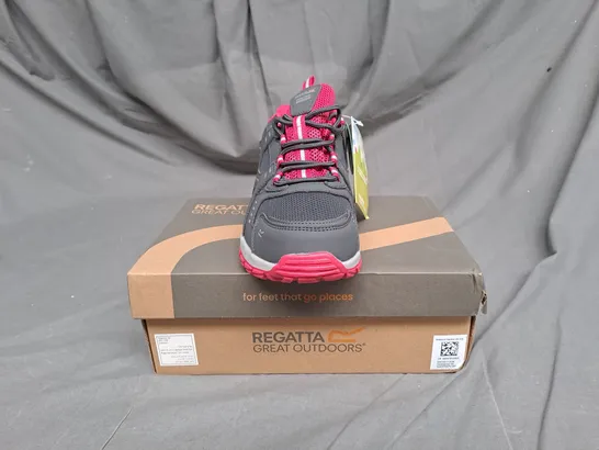 BOKED PAIR OF REGATTA GREAT OUTDOORS VENDEVOUR JUNIOR SHOE IN GRANITE/PINK POTION SIZE 6 KIDS