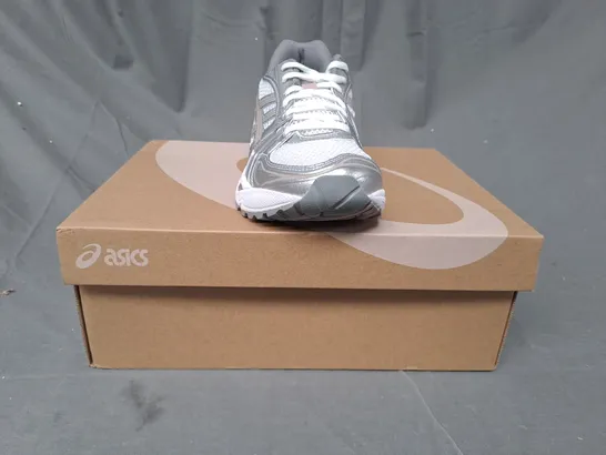 BOXED PAIR OF ASICS GEL-KAYANO 14 SHOES IN WHITE/METALLIC SILVER UK SIZE 5.5