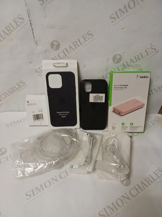 LOT OF APPROX 10 ASSORTED MOBILE PHONE ACCESSORIES TO INCLUDE APPLE WIRED EARPHONES, BELKIN POWER BANK, LIGHTNING TO USB CABLE, ETC