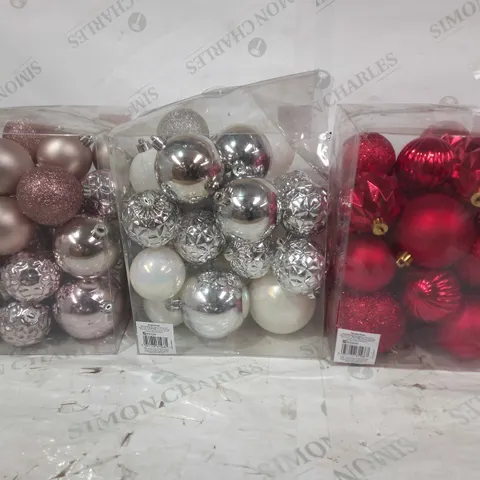 BOX OF APPROXIMATELY 10 ASSORTED HOUSEHOLD ITEMS TO INCLUDE PACK OF DECORATIVE BAUBLES, PACK OF CHRISTMAS CRACKERS, BABY COT CELLULAR SHAWL, ETC