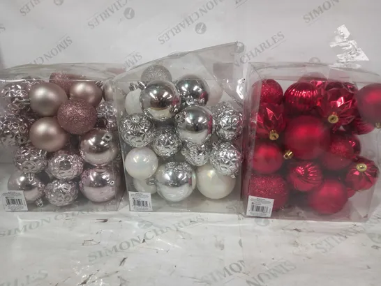 BOX OF APPROXIMATELY 10 ASSORTED HOUSEHOLD ITEMS TO INCLUDE PACK OF DECORATIVE BAUBLES, PACK OF CHRISTMAS CRACKERS, BABY COT CELLULAR SHAWL, ETC