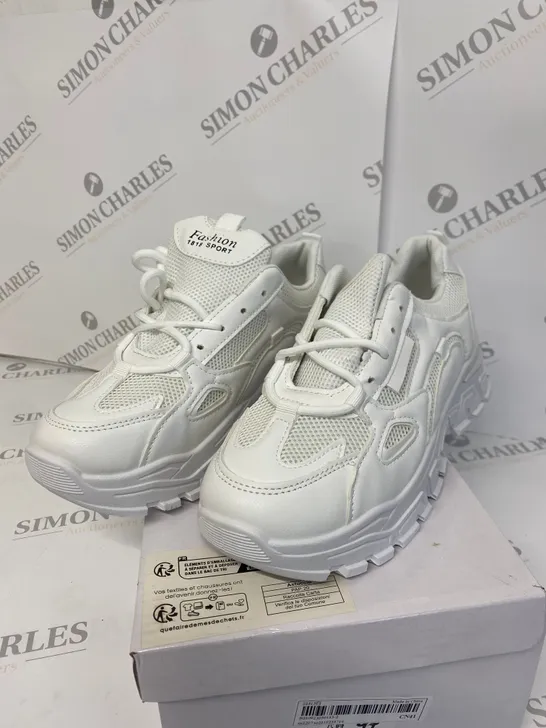 BOXED PAIR OF FASHION 1818 SPORT WHITE TRAINERS SIZE 41