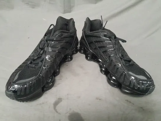 BOXED PAIR OF NIKE SHOX TL SHOES IN BLACK UK SIZE 8.5