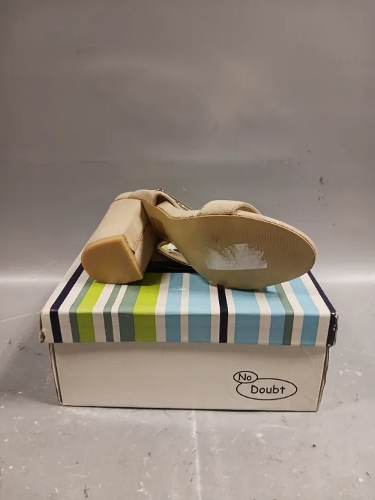 BOXED PAIR OF NO DOUBT BLOCK HEEL OPEN TOE SHOES - SIZE 3 