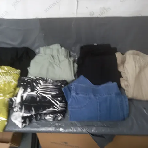 BOX OF APPROXIMATELY 10 ASSORTED CLOTHING ITEMS