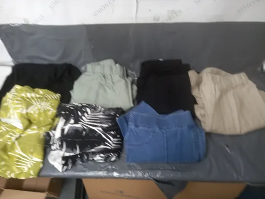 BOX OF APPROXIMATELY 10 ASSORTED CLOTHING ITEMS