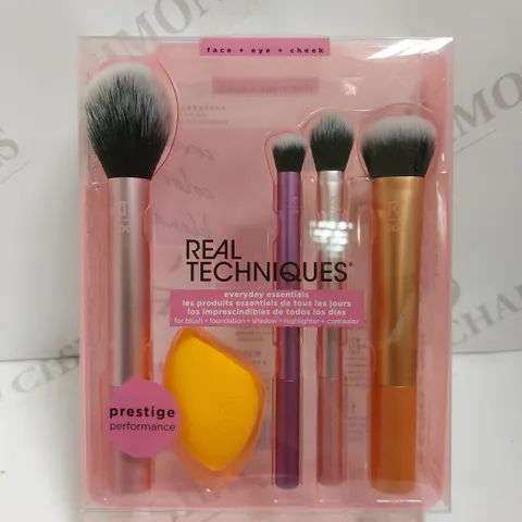 REAL TECHNIQUES EVERYDAY ESSENTIALS BRUSHES KIT