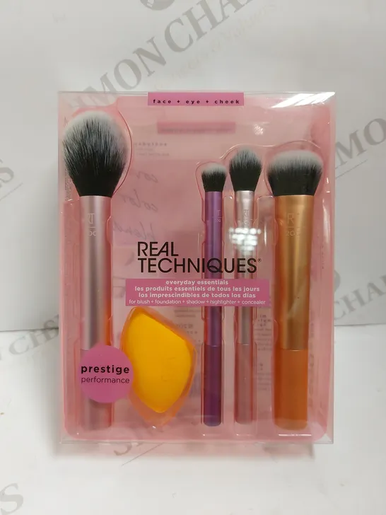 REAL TECHNIQUES EVERYDAY ESSENTIALS BRUSHES KIT