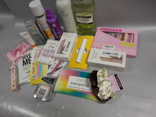 BOX OF APPROXIMATELY 15 COSMETIC ITEMS TO INCLUDE TONI&GUY CONDITIONER, MOUTHWASH, BODY WASH, ETC