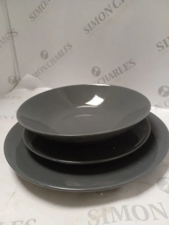 BRAND NEW BOXED CESIRO 18 PIECE DINNERWARE SET TO INLCLUDE LARGE PLATE SMALL PLATE AND BOWL IN DARK GREY  / COLLECTION ONLY 