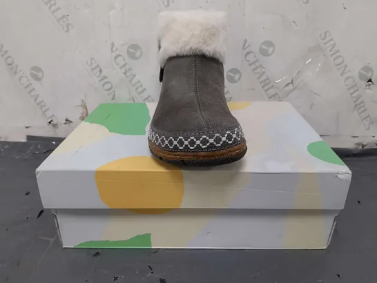 BOXED PAIR OF EARTH ORIGINALS EMMALYN BOOTIES IN GREY SIZE 5