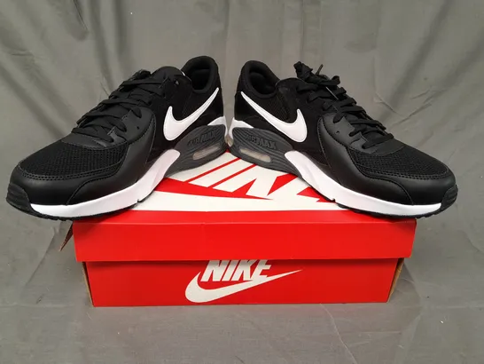 BOXED PAIR OF NIKE AIR MAX SHOES IN BLACK/WHITE UK SIZE 9.5