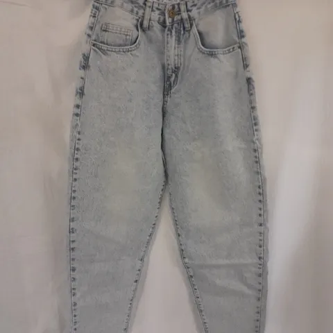 BOX OF APPROX 16 COTTON:ON SLOUCH MOM JEANS - AVALON BLUE SIZE 6 AUS