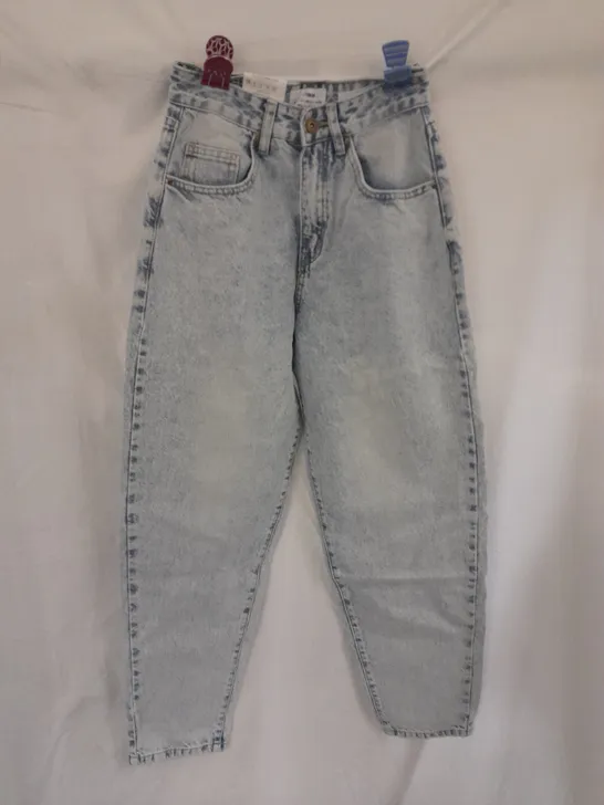 BOX OF APPROX 16 COTTON:ON SLOUCH MOM JEANS - AVALON BLUE SIZE 6 AUS