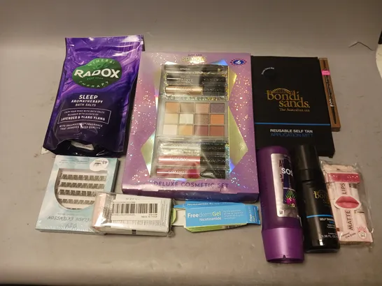 BOX OF APPROXIMATELY 20 COSMETIC ITEMS TO INCLUDE - SPARKLE COSMETICS SET, RADOX SLEEP BATH SALT, AND TAN MITT ETC. 