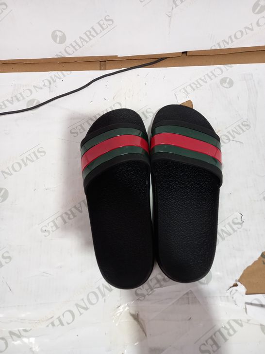 PAIR OF DESIGNER MENS SANDALS IN GREEN AND RED SIZE UNSPECIFIED 