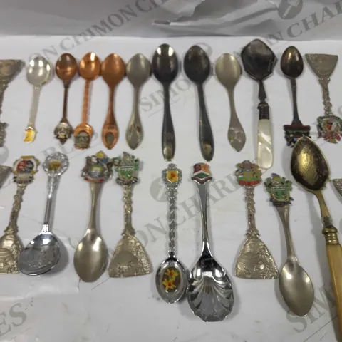 BOX OF APPROXIMATELY 20 DECORATIVE & COLLECTABLE SPOONS IN VARIOUS DESIGNS 