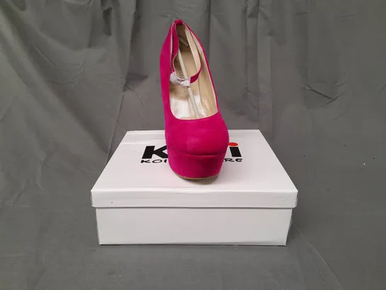 BOXED PAIR OF KOI COUTURE HR5 PLATFORM HIGH WEDGE FAUX SUEDE SHOES IN FUCHSIA SIZE 8