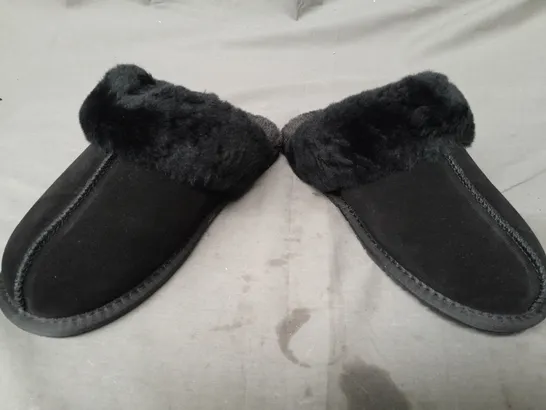 BOXED PAIR OF UGG SLIPPERS IN BLACK UK SIZE 7