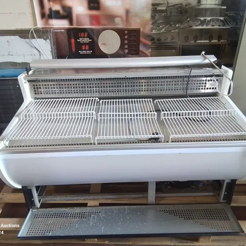 COMMERCIAL TRIMCO TAVIRA II 200 WHITE SLIMLINE SERVE OVER COUNTER WITH CURVED GLASS (UNTESTED)