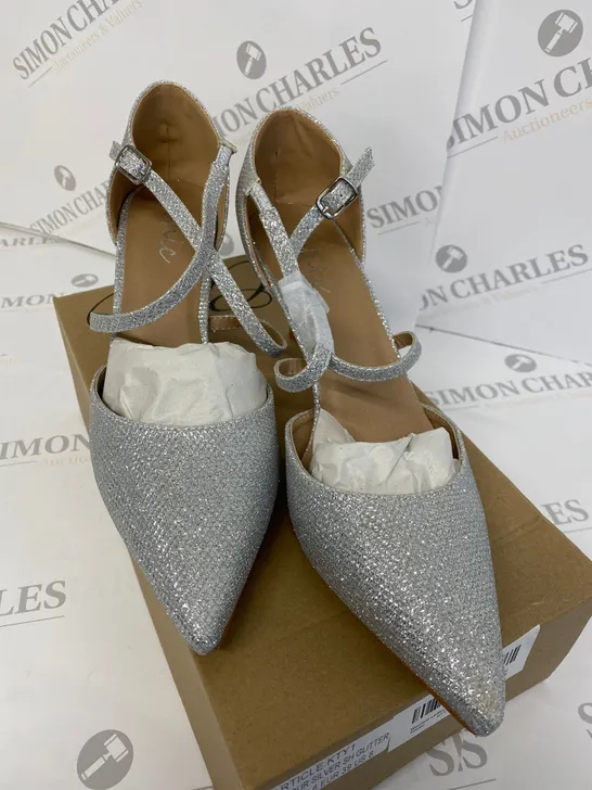 BOXED PAIR OF SILVER BRIDAL SANDALS SIZE 6