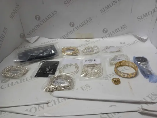 LOT OF ASSORTED JEWELLERY TO INCLUDE WATCHES, NECKLACES AND RINGS 