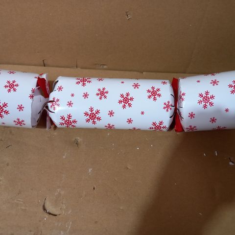 BOXED WHITE/RED CHRISTMAS CRACKER