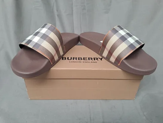 BOXED PAIR OF BURBERRY SLIDERS IN BROWN EU SIZE 42