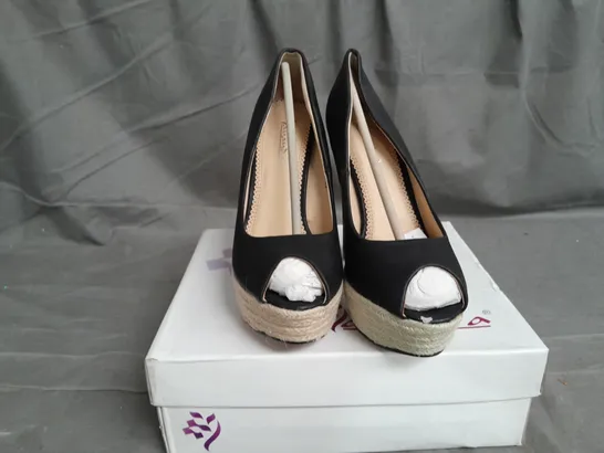 APPROXIMATELY 10 BOXED PAIR OF BLACK HEELED OPEN TOE SHOES IN VARIOUS SIZES TO INCLUDE SIZE 38EU 